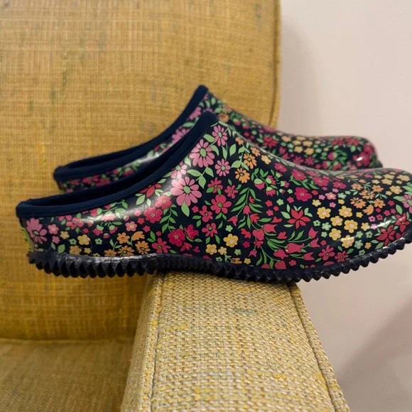 Size 9 Floral Western Chief Garden Women's Clogs - Picture 4 of 5